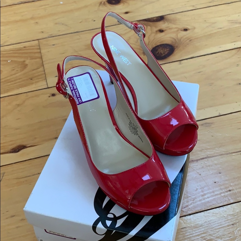 Red strap pump (unworn)